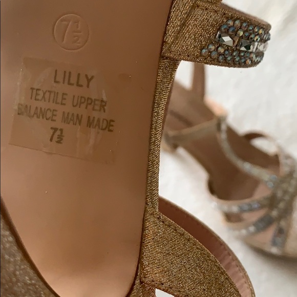🦄 4/$40 gold sparkly heels - Picture 3 of 3